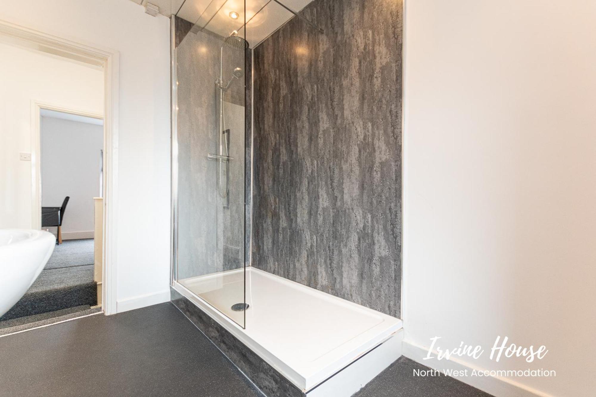2-Bedroom Contractor Stay With Fully Equipped Kitchen, Wi-Fi & Parking リー エクステリア 写真