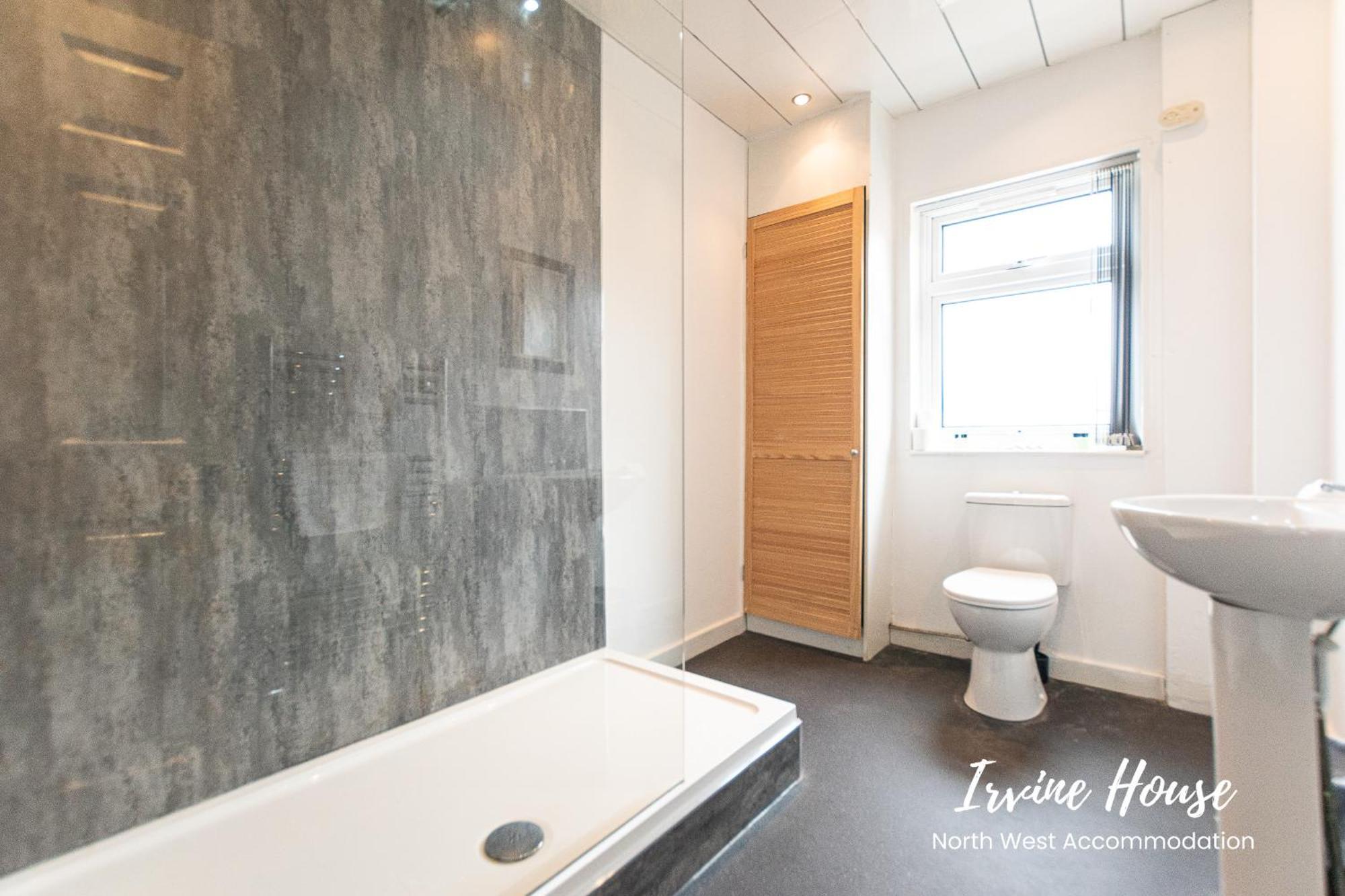 2-Bedroom Contractor Stay With Fully Equipped Kitchen, Wi-Fi & Parking リー エクステリア 写真